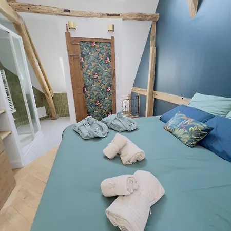 Holiday home Piscine Chauffee, Centre, Maison Atypique *